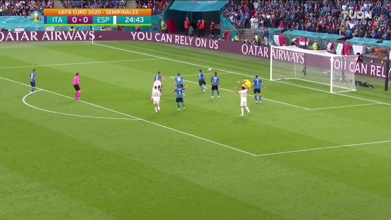 ¡TIRO ATAJADO! disparo por Dani Olmo.