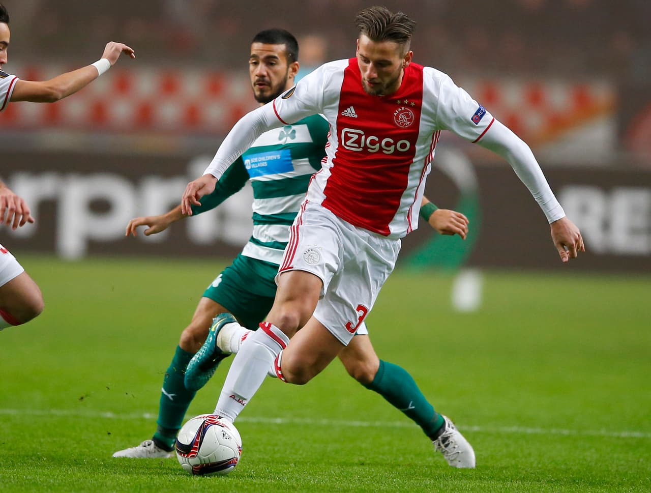 El holandés Mitchell Dijks, del Ajax, está por dar el salto al fútbol inglés con el Birmingham.