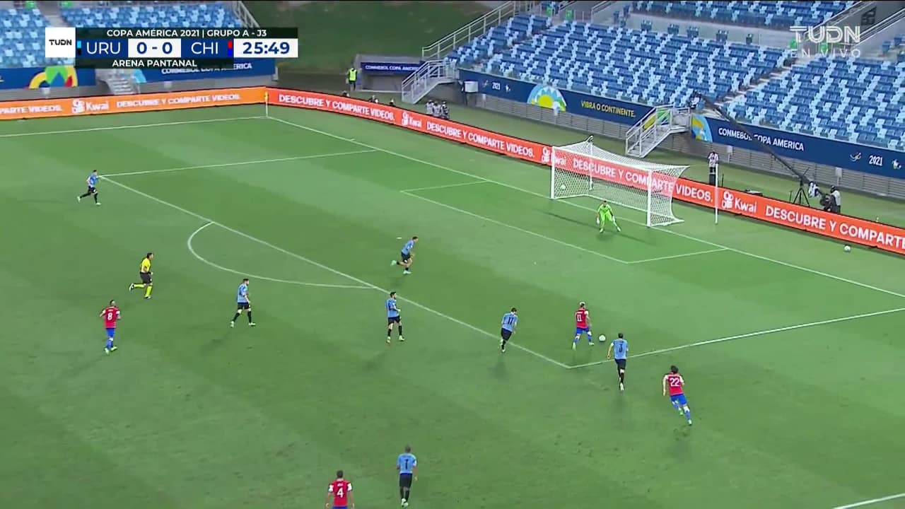 ¡GOL!  anota para Chile. Eduardo Vargas
