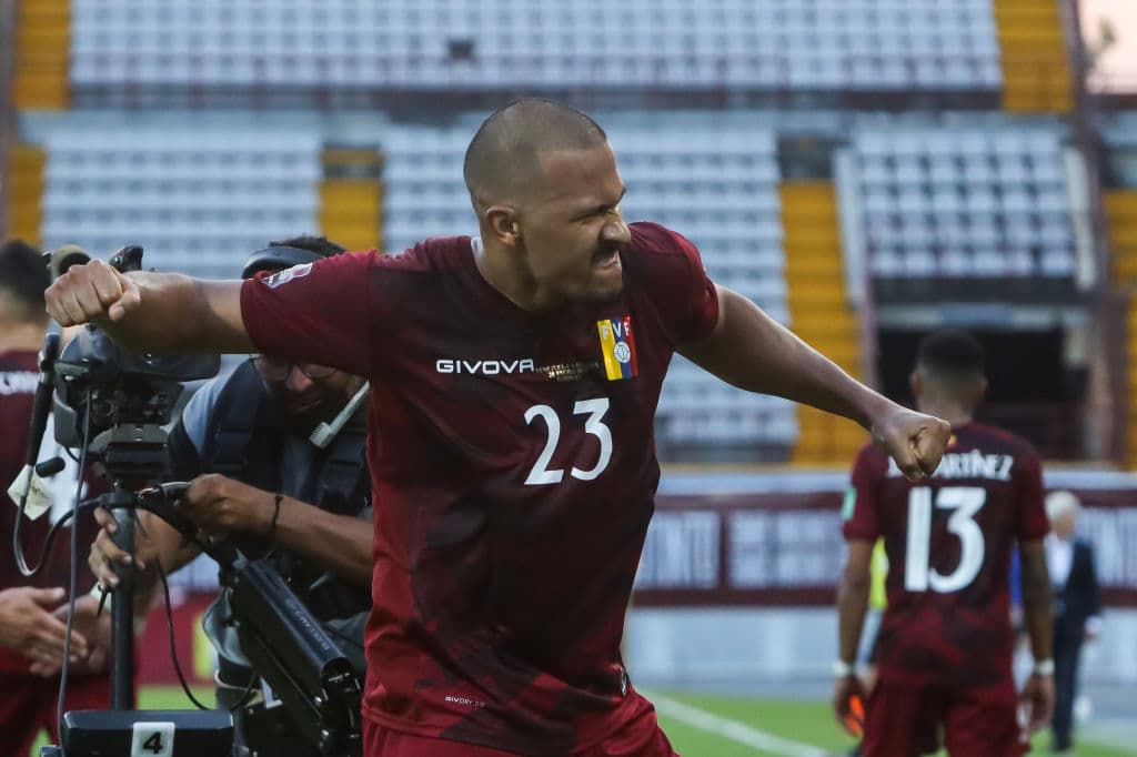 Salomón rondón tiene una tarde de ensueño y con triplete comanda la goleada 4-1 de Venezuela sobre Bolivia.
