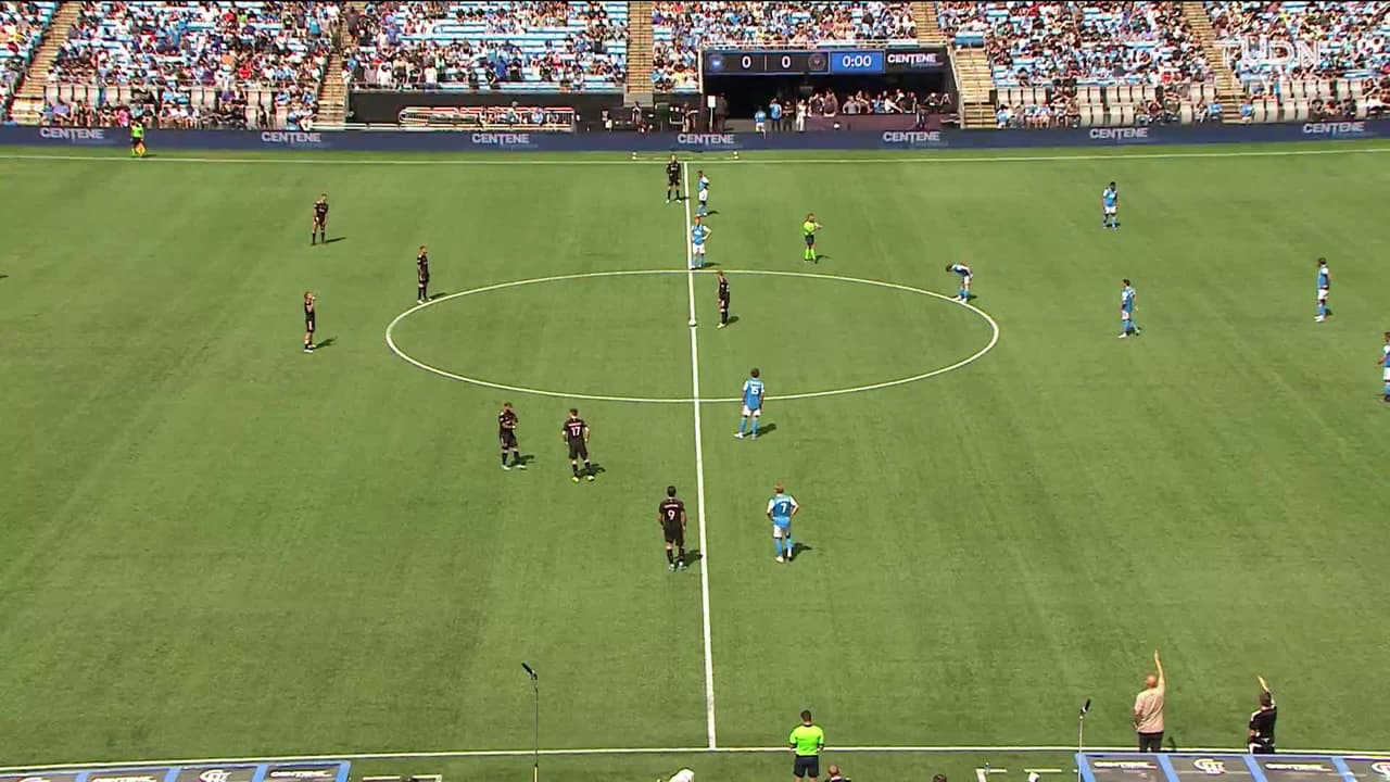 Arranca el partido y la pelota está en juego.