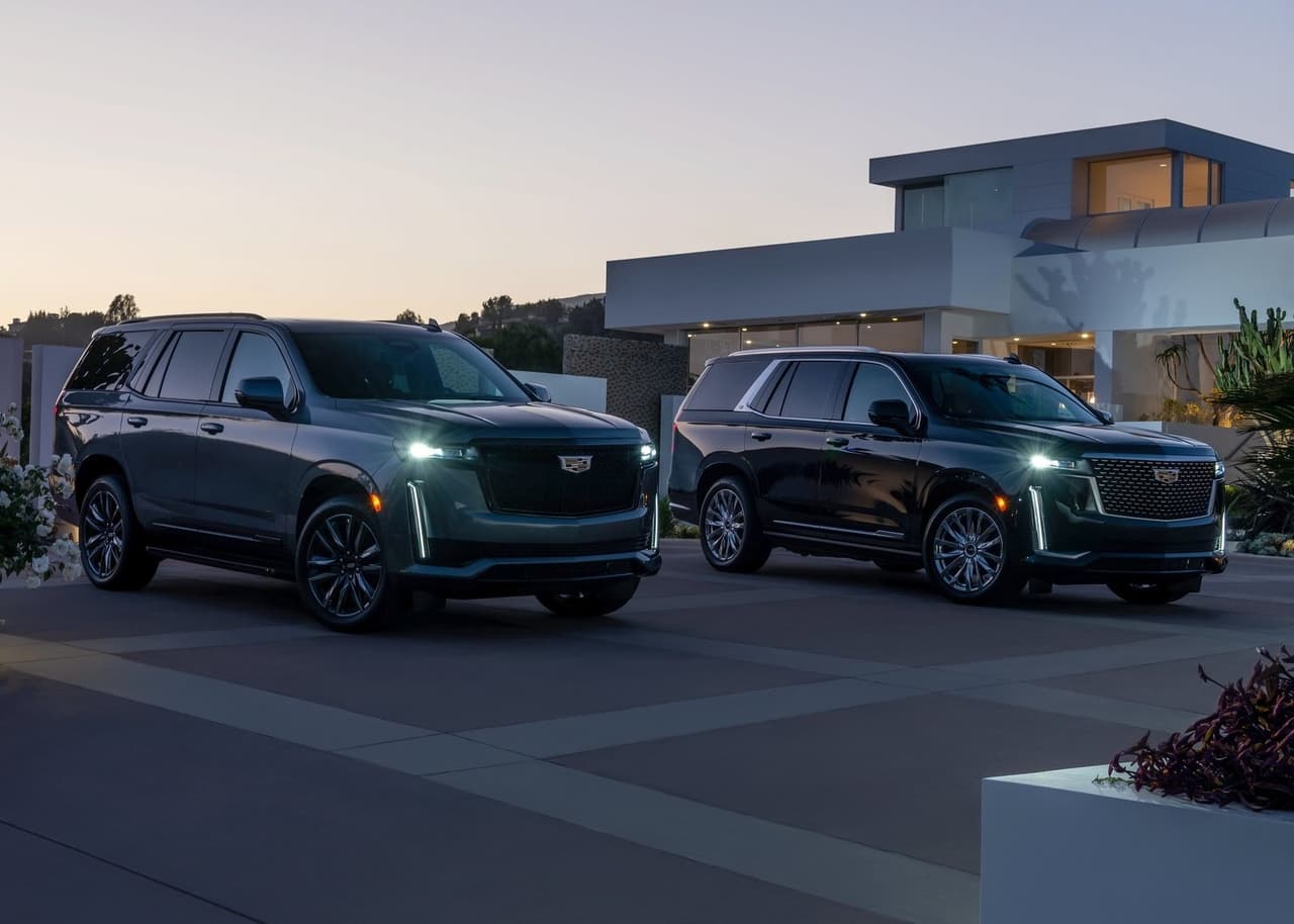 La unidad de CR7 pertenece a la quinta generación de la Cadillac Escalade que se encuentra motivada por un
<b>motor V8 de 6.2 litros </b>capaz de producir hasta
<b> 420 caballos de fuerza y 460 lb-pie de torque</b>. Su transmisión es una automática de 10 velocidades que se encarga de llevar la potencia a cada una de las ruedas.