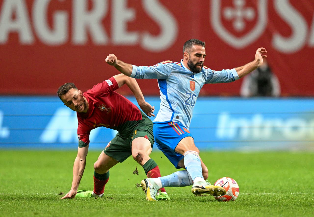 Carvajal fue uno de los amonestados de España.