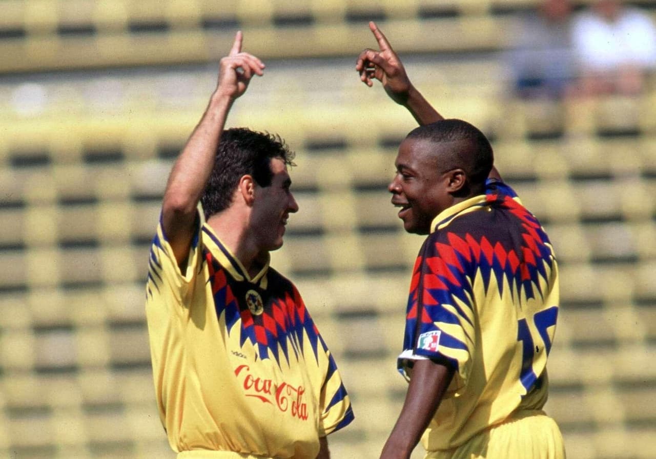 Kalusha Bwalya (der.), sancionado por FIFA tras aceptar como directivo 'regalos' para favorecer la elección del Mundial en Catar, hizo parte de las 'Águilas Negras', un equipo memorable de América-