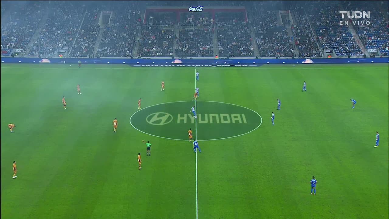 Arranca el partido y la pelota está en juego.