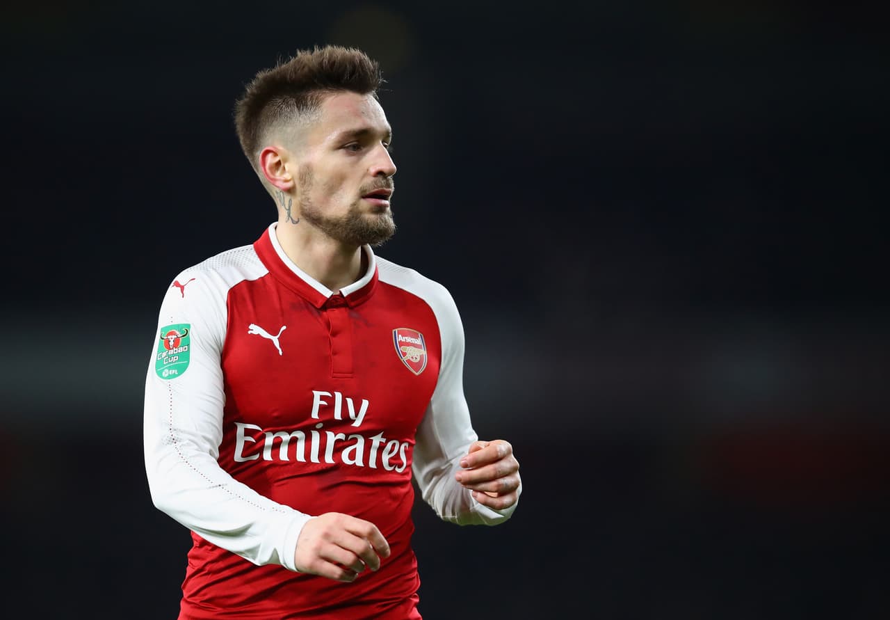 Del Arsenal, Mathieu Debuchy estaría muy cerca de salir a buscar un nuevo desafío profesional. En su país, Francia, toma mucha fuerza la versión de que llegaría al Saint-Etienne.