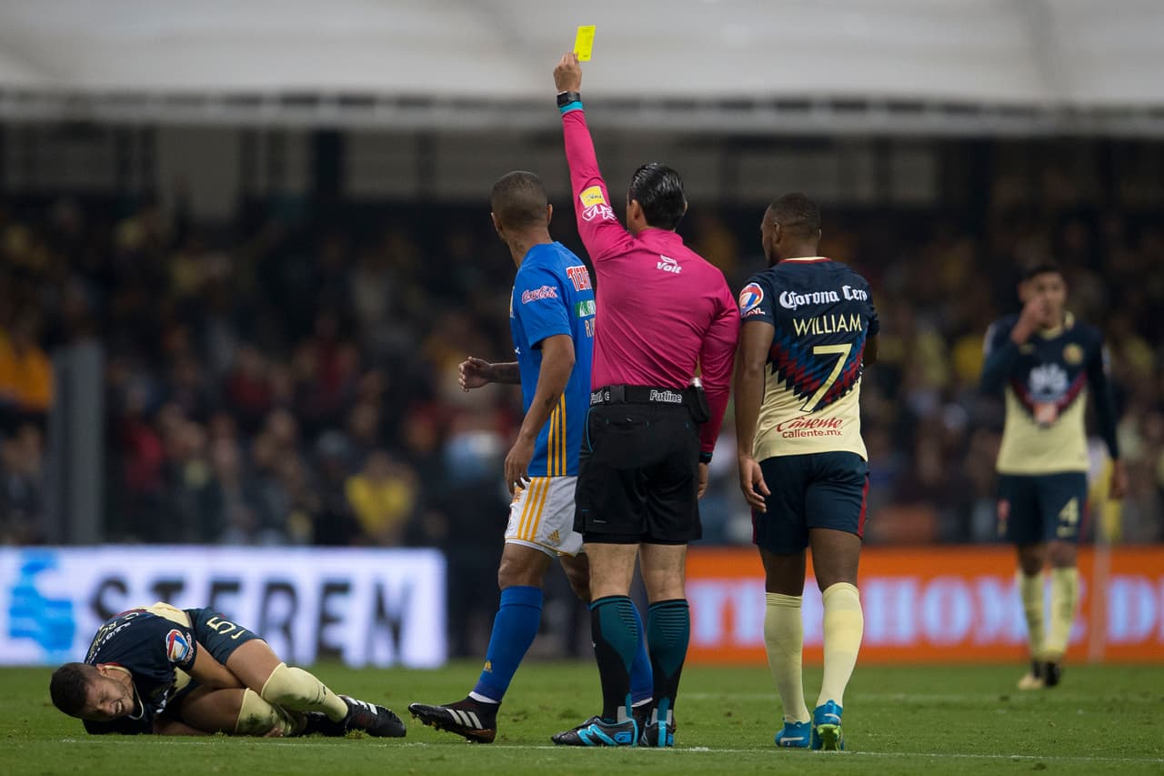 El partido por momentos tuvo situaciones de agresividad y el árbitro Óscar Macías tomó de a poco protagonismo.