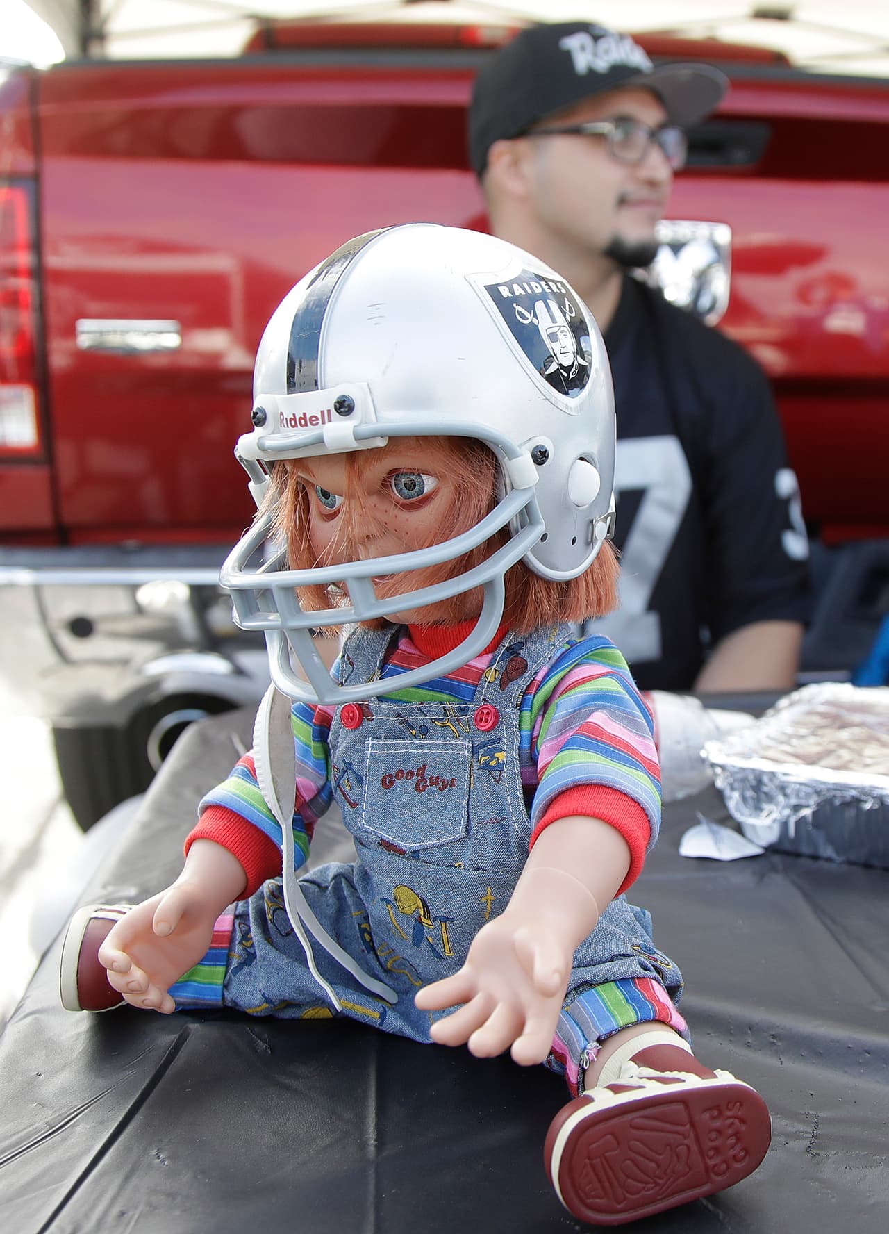El muñeco malvado Chucky y otros personajes inspiraron a jugadores y fanáticos para darle un color diferente a la jornada de la NFL en medio de la fiesta de Halloween.