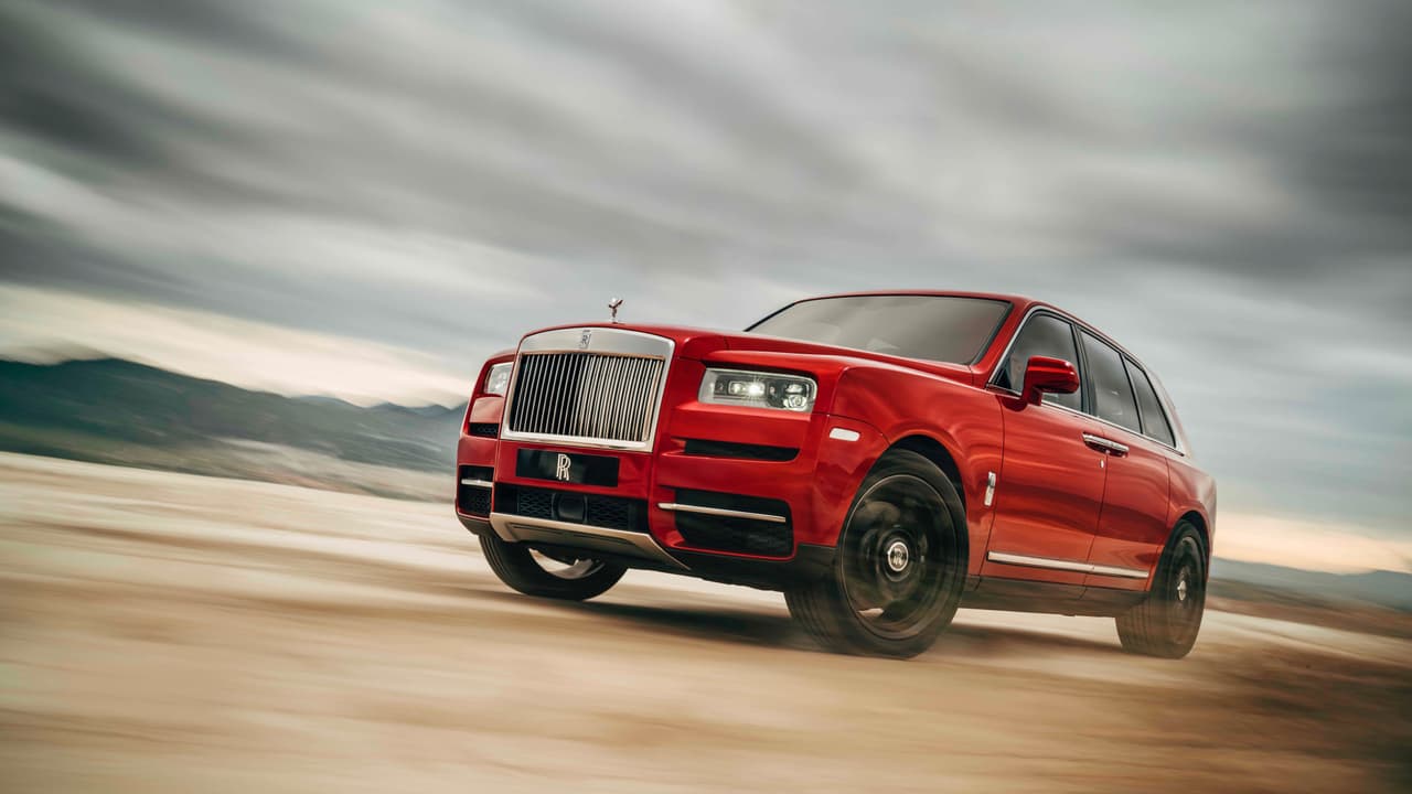 El Rolls-Royce Cullinan es la camioneta familiar mas cara del mundo con opciones casi infinitas para su personalización. Su motor es un V12 de 6.8 litros que puede producir hasta 563 hp. Su precio inicial es $325,00 en EE.UU.