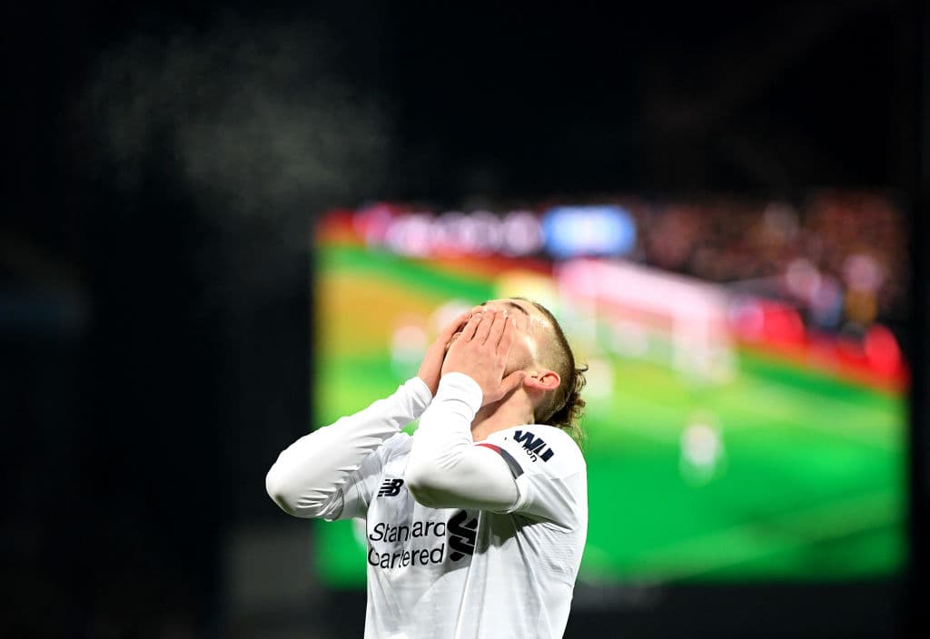 Con juveniles, los Reds son eliminados de la Carabao Cup 5-0 por el Aston Villa, con doblete de Kodjia, un tanto de Hourihane y autogol de Boyes.