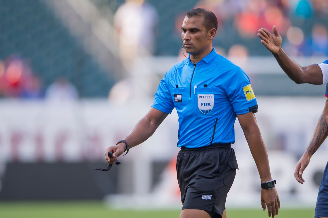 En algunas jugadas el árbitro hondureño Óscar Moncada estuvo en el 
<i>ojo del huracán, </i>más aún tras las declaraciones del colombiano Gómez asegurando que podría obrar mal para favorecer a su selección de cara a las Eliminatorias con una expulsión injusta hacia uno de los suyos. Son rivales directos.