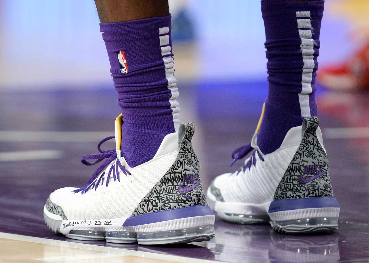 Del otro lado decía: "Gracias M.J. 23" con la corona que lo acredita como el Rey del baloncesto. Un mensaje de respeto para quien es considerado el mejor de la historia.