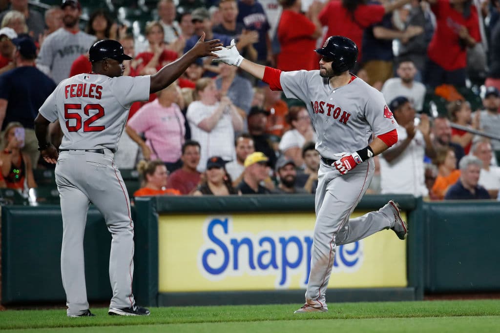 4) Pasto artificial dañino. Su promedio de bateo en esta superficie en 2018 es de .319, mientras que en césped natural cambia a .340. No le resta un solo partido en superficie artificial.