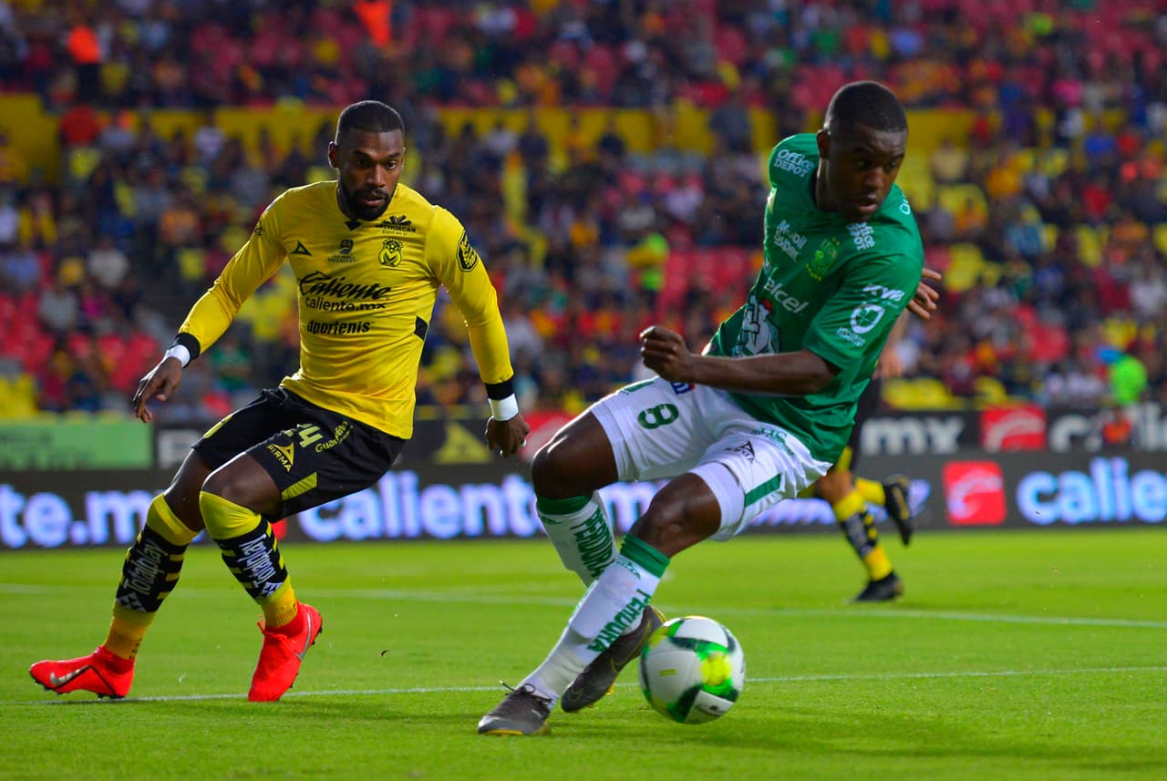 Desde los primeros minutos del partido ambos equipos salieron en busca de la posesión del balón.