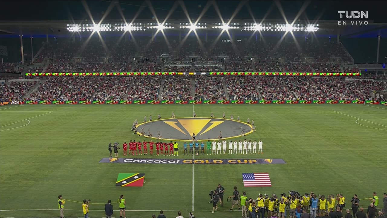 ¡Emociones al límite! Se entonan los Himnos de San Cristóbal y EEUU