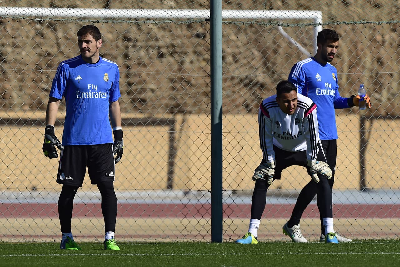 Ante la salida de Casillas de Real Madrid, quedaba el costarricense Keylor Navas, quien era parte en la operación de traspaso, junto con 20 millones de euros para Manchester United.