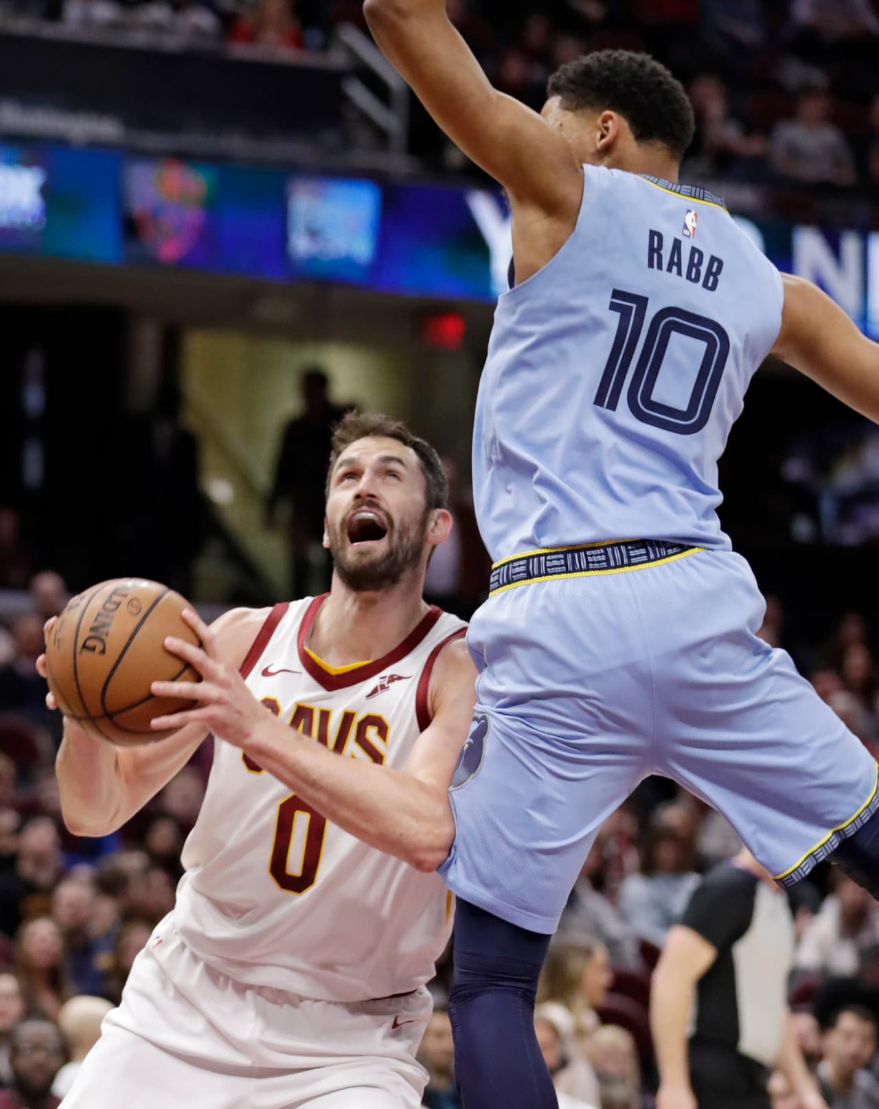 Gracias en parte a 32 puntos de Kevin Love (izquierda) los Cleveland Cavaliers tomaron un respiro al vencer 112-107 a Memphis Grizzlies.