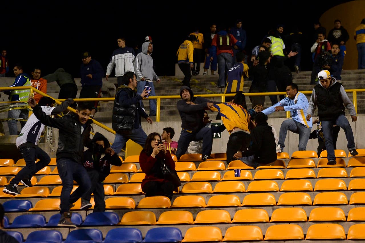 Los seguidores visitantes quisieron imponerse a la fuerza en el estadio del San Luis, aprovechando que eran muchos más y allí empezaron las peleas.