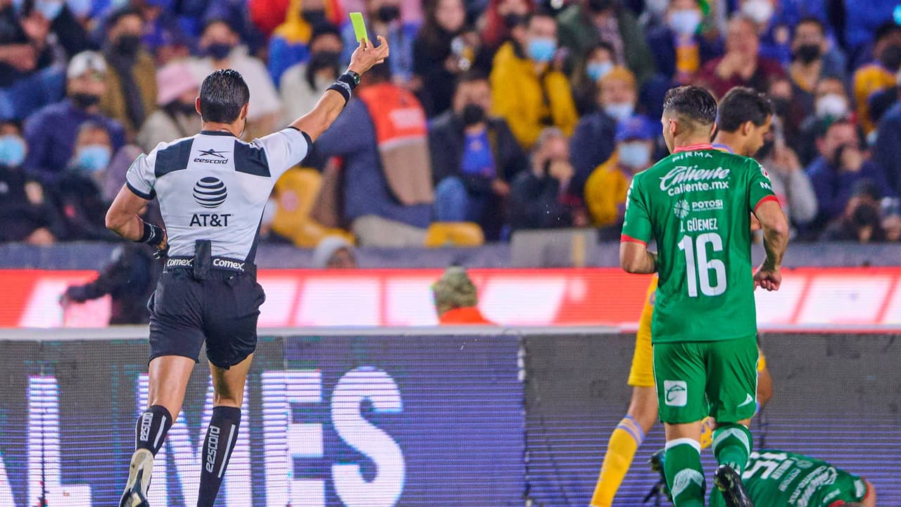 Diego Reyes recibe la tarjeta amarilla más rápida en la historia de Liga MX