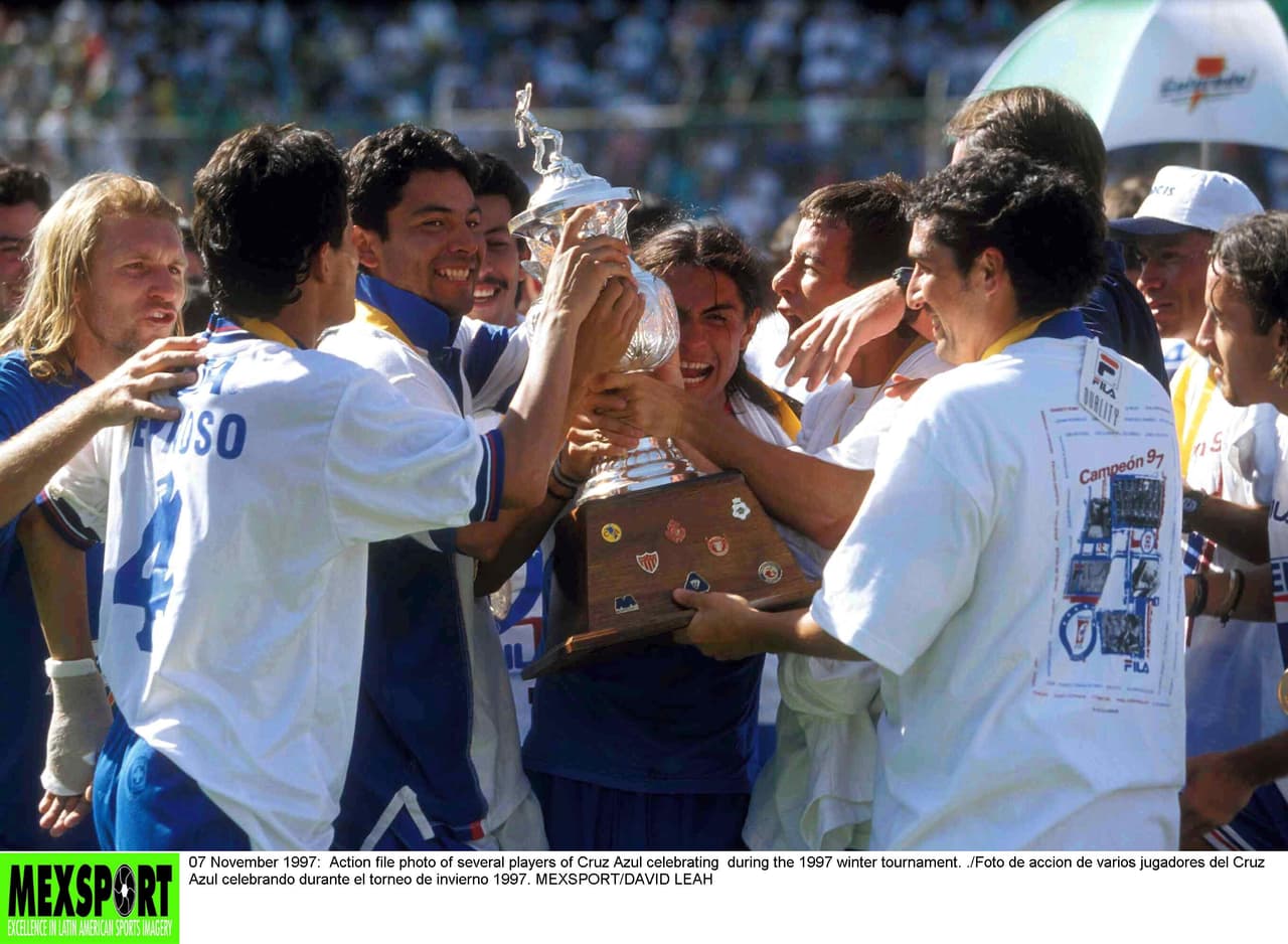 Luis Fernando Tena consiguió su primer título en la liga mexicana cuando dirigía a Cruz Azul.
