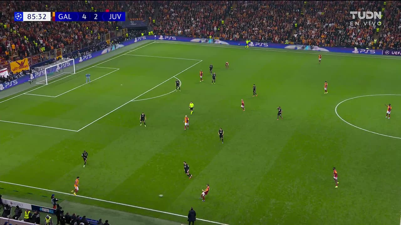 ¡GOL!  anota para Galatasaray. Sacha Boey