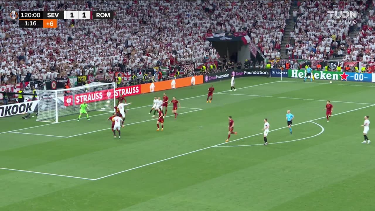 ¡TIRO ATAJADO! disparo por Youssef En-Nesyri.