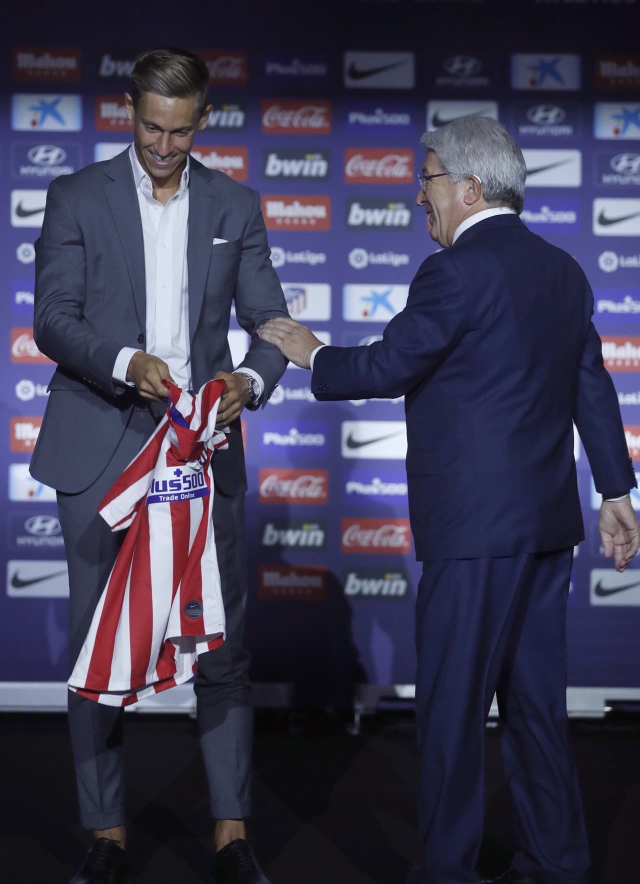 Luego de las palabras, el jugador posó por primera vez con la playera del equipo madrileño y el que se supone será su nuevo dorsal.