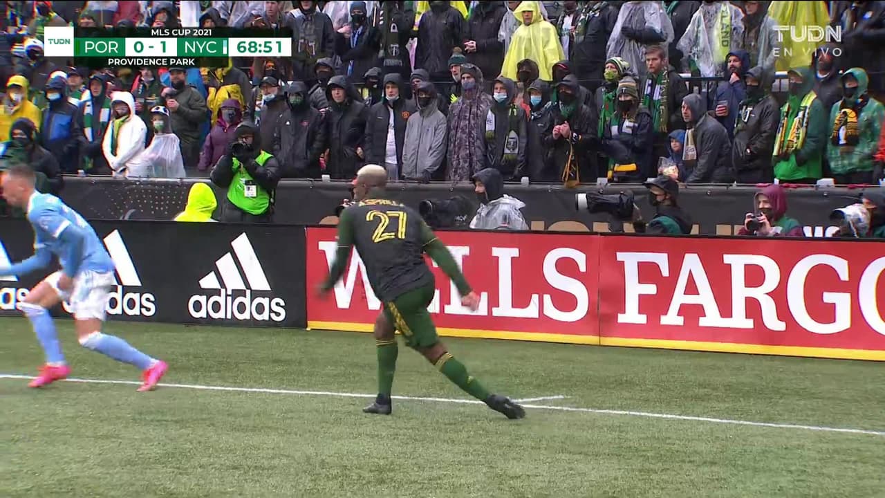 ¡TIRO ATAJADO! disparo por Felipe Mora.