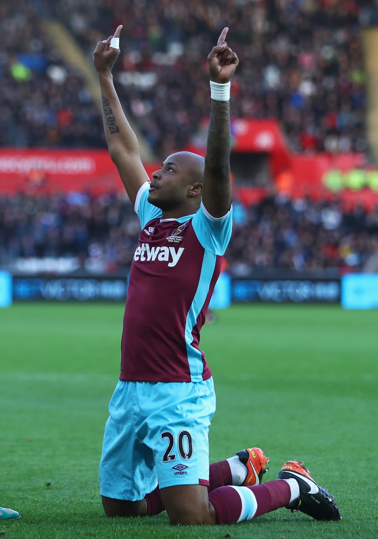 Por el delantero ghanés André Ayew (26 años), el West Ham pagó 17 millones de euros al Swansea tras una temporada en la que jugó 35 partidos de Liga y marcó 12 goles.