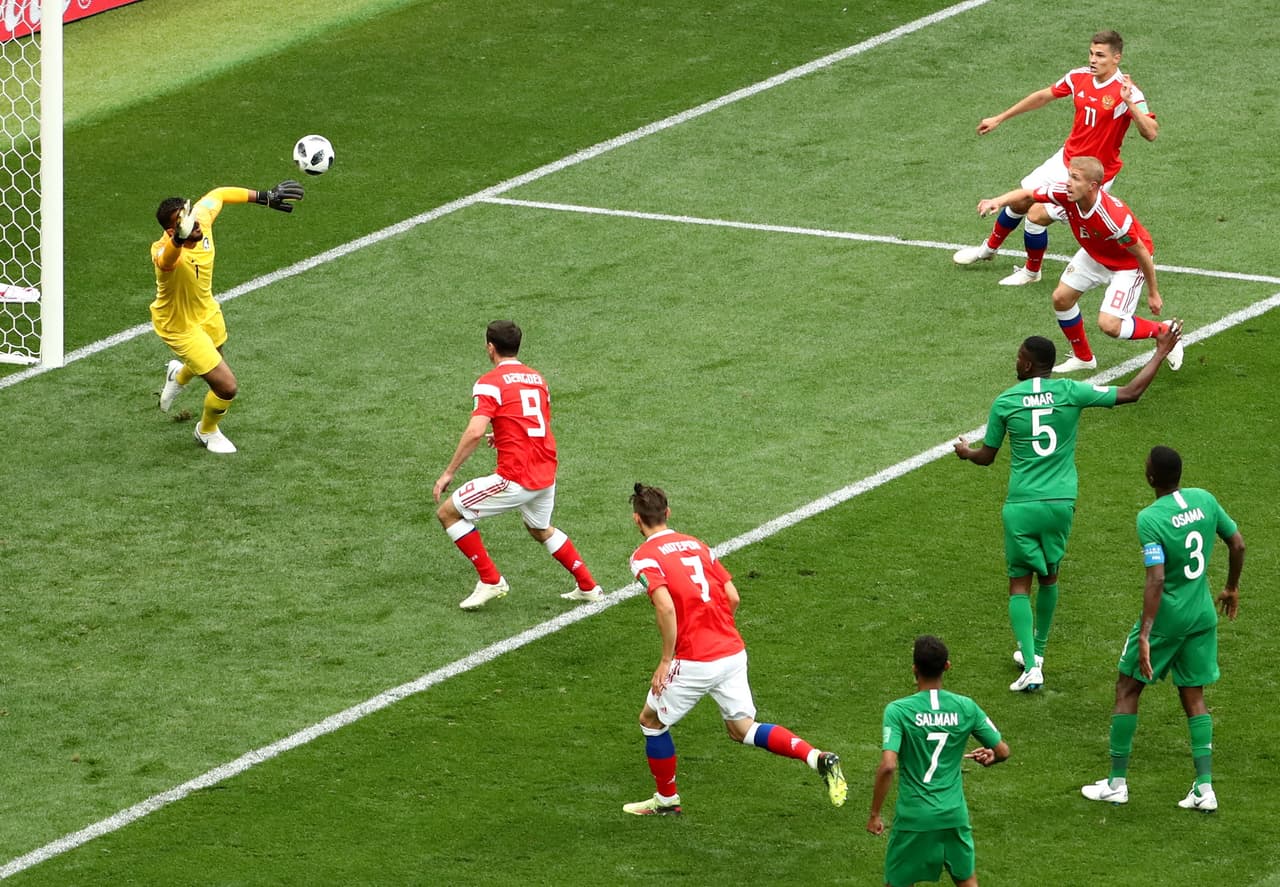 El arquero Abdullah Al Muaiouf estaba más cerca del vertical izquierdo y se lanzó para intentar detener el remate.