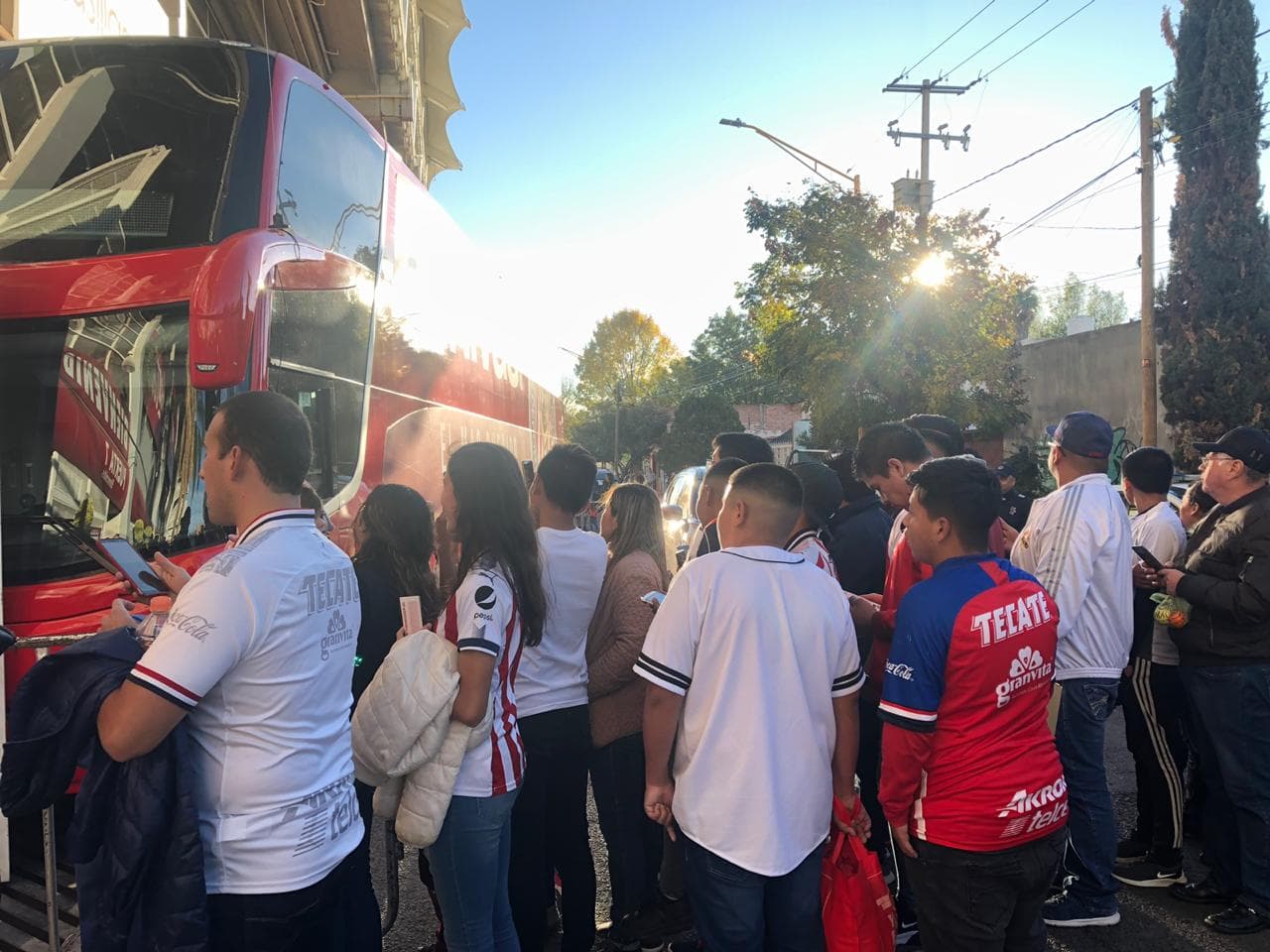 La gente comienza a llegar al Estadio Victoria para contemplar el encuentro amistoso entre Necaxa y Chivas.
