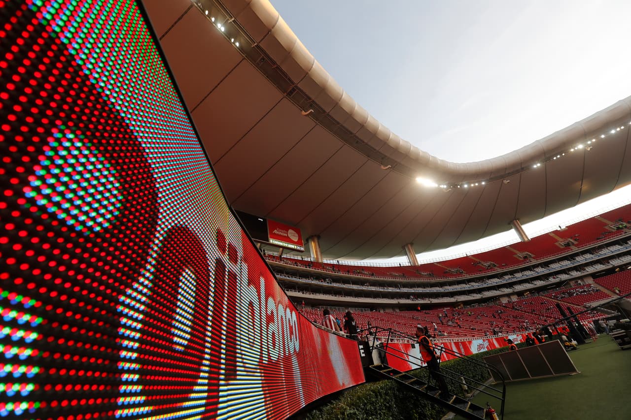 Chivas sigue sin ganar en el Apertura 2022 y ahora fue víctima de un arbitraje muy polémico y con el VAR que de poco ayudó a un partido que terminó con 10 hombres y ante un León que tampoco supo competir en los últimos minutos.