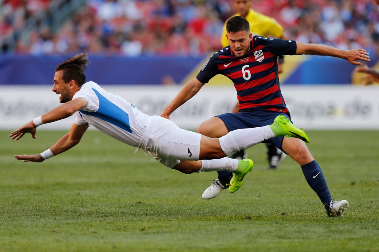 Kelyn Rowe fue otro de los jugadores de Estados Unidos que marcó en el medio campo de gran manera. Un buen partido para el jugador del New England Revolution.