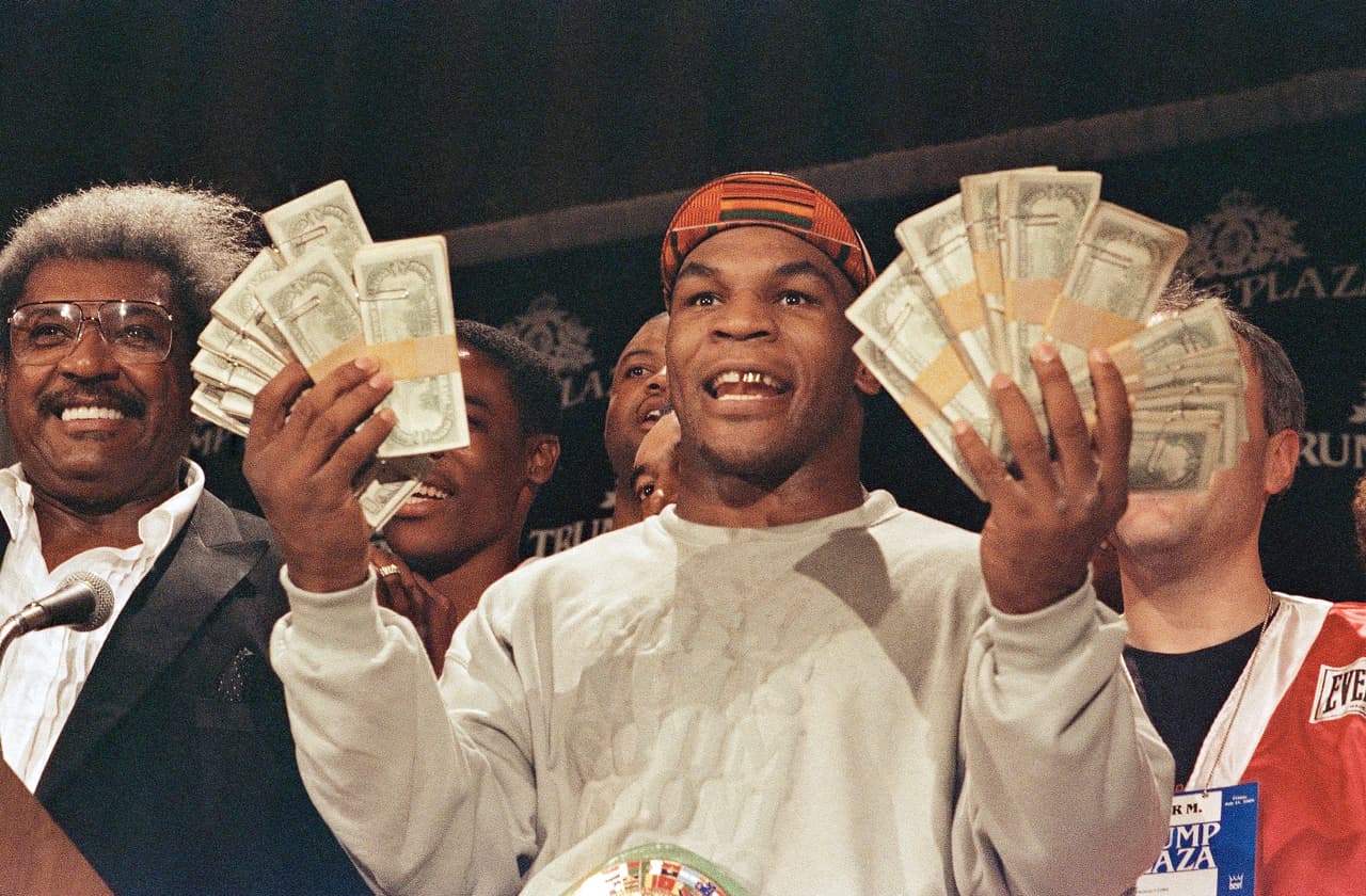 Polémico, siempre polémico. Así es Mike Tyson, un exboxeador con mucho potencial pero también con una boca enorme. Aquí en una conferencia de prensa con $100 mil dólares en efectivo.