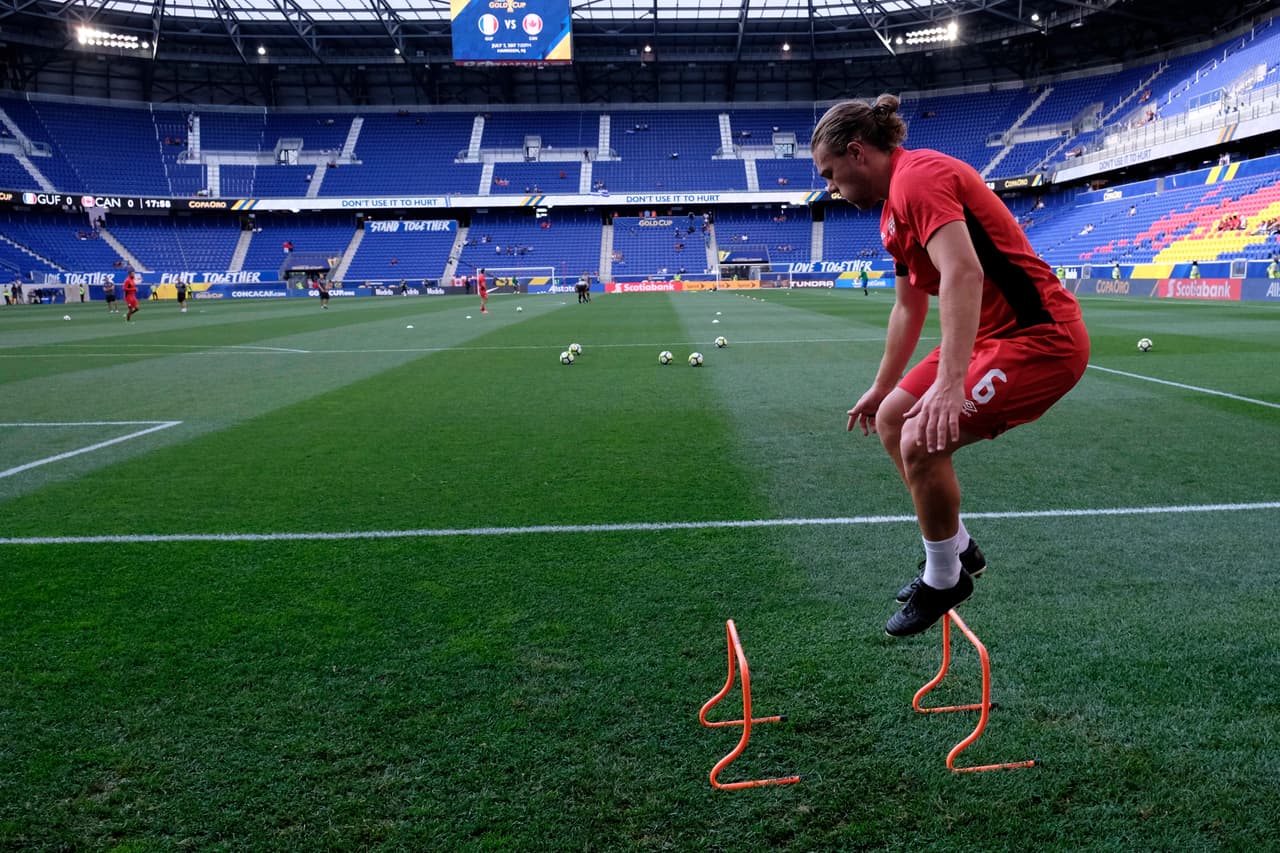 Al igual que Marcel de Jong, el mediocampista de lo Vancouver Whitecaps de la MLS.