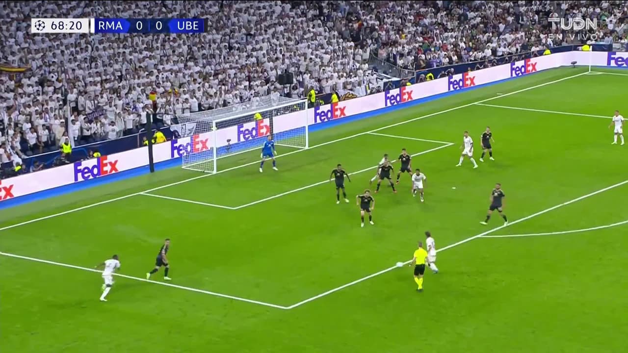 ¡TIRO ATAJADO! disparo por Luka Modric.