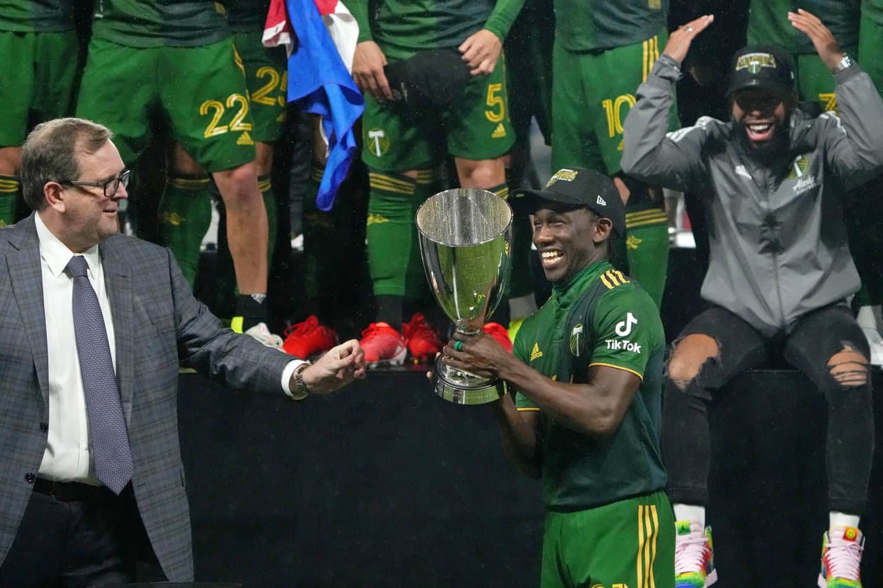 Así levantó Diego Chará el trofeo de campeón de la Conferencia Oeste.
<br>