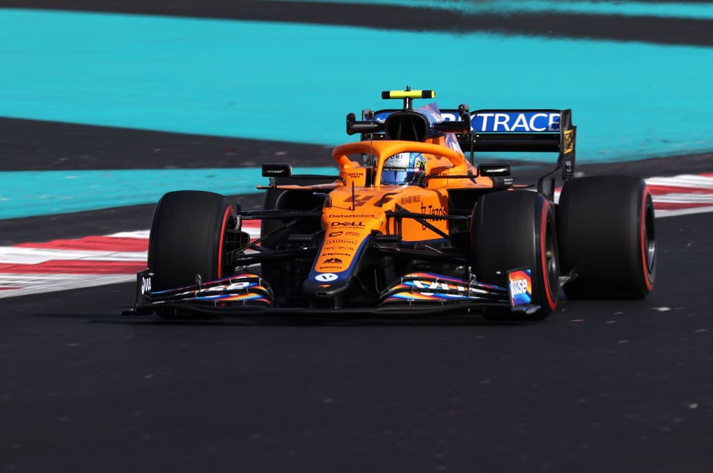 Luego de que en la Práctica Libre 1 Max Verstappen pudo superar a Lewis Hamilton, el piloto británico tuvo su revancha en la segunda sesión y con un tiempo de 1:23.691 fue amplio dominador. Por su parte el mexicano Sergio Pérezterminó en la quinta posición aunque tuvo que venir de atrás pues se ubicó en la posición 14 on el compuesto medio y su rendimento no fue el esperado.