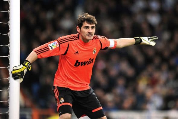 ¿Qué será lo que escucha el capitán de la selección española, Iker Casillas?