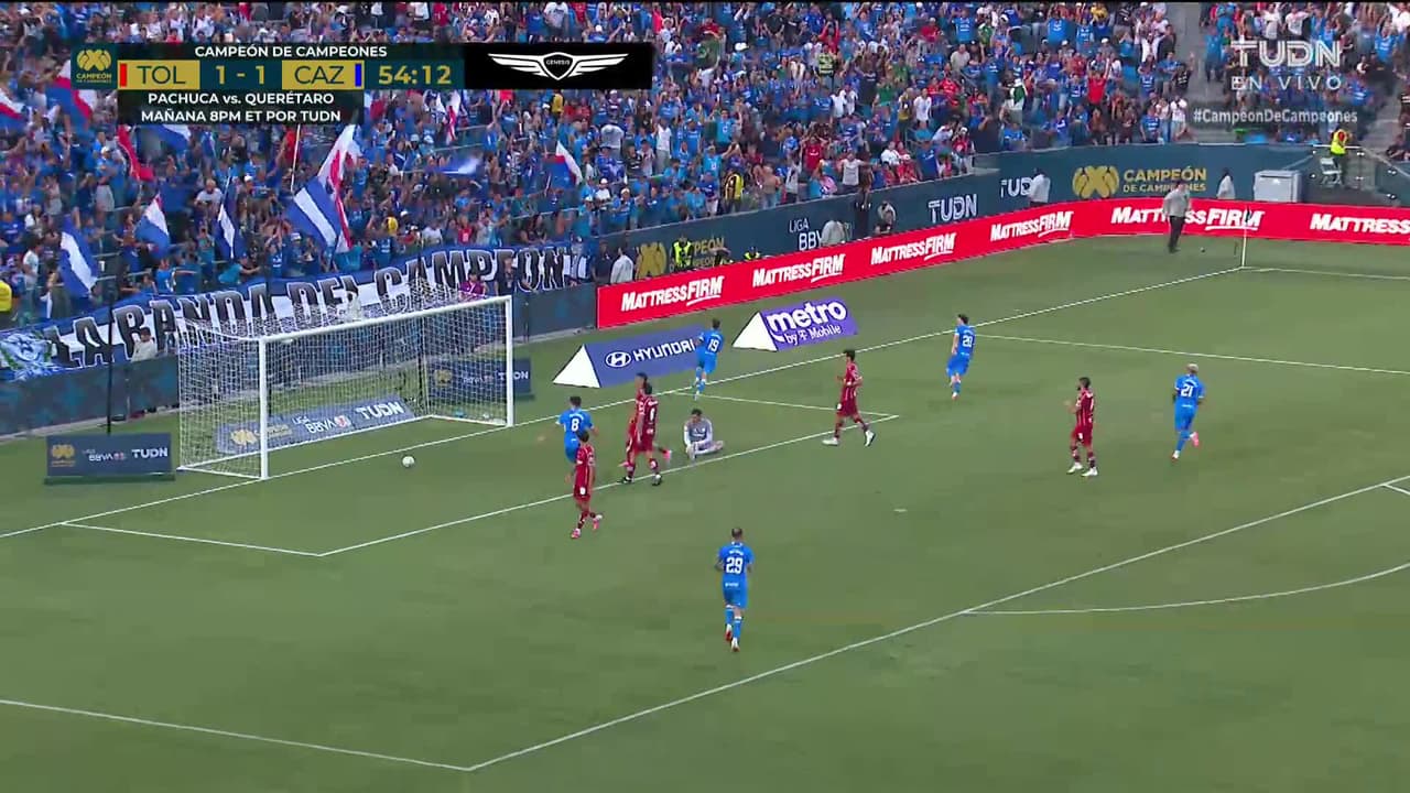 ¡GOL!  anota para Cruz Azul. Carlos Rodríguez