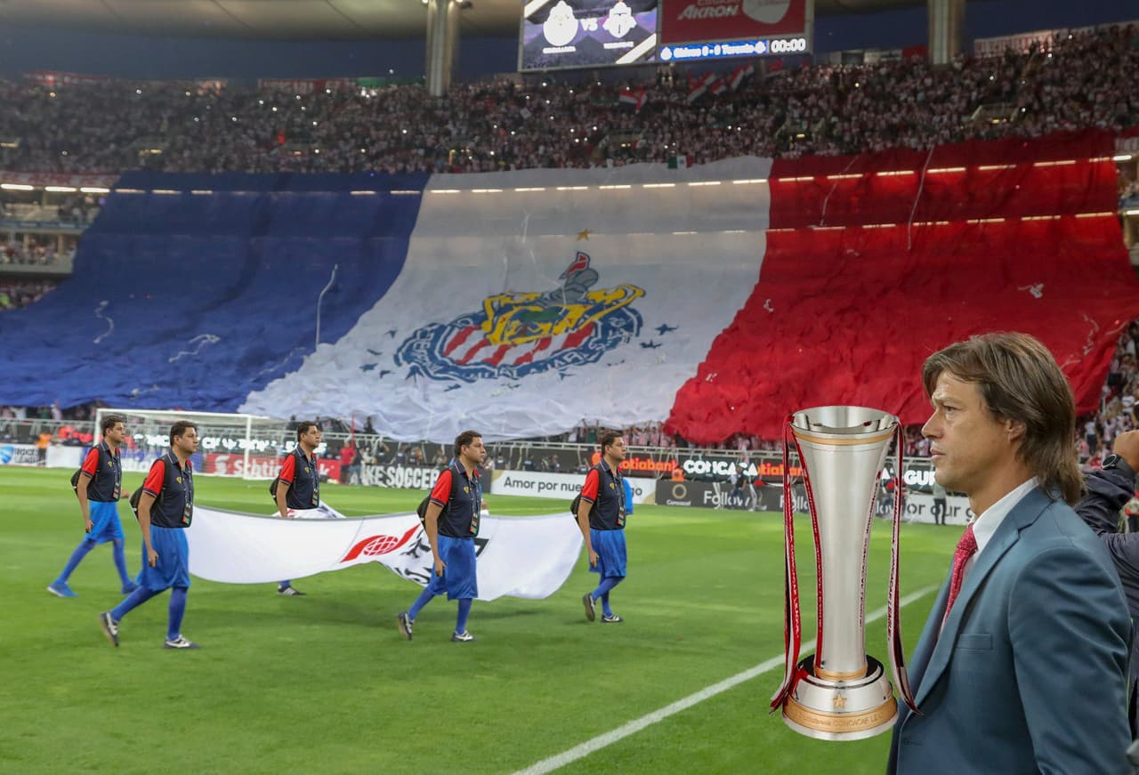 El equipo solo quería que su gente le ayudara a quitar a un intruso en un cuadro espectacular entre Matías Almeyda y la bandera gigante de su afición.