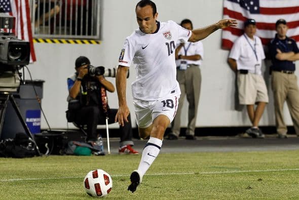 A nivel mundial ha participado en 3 Copas del Mundo (Corea-Japón 2002, Alemania 2006 y Sudáfrica 2010).