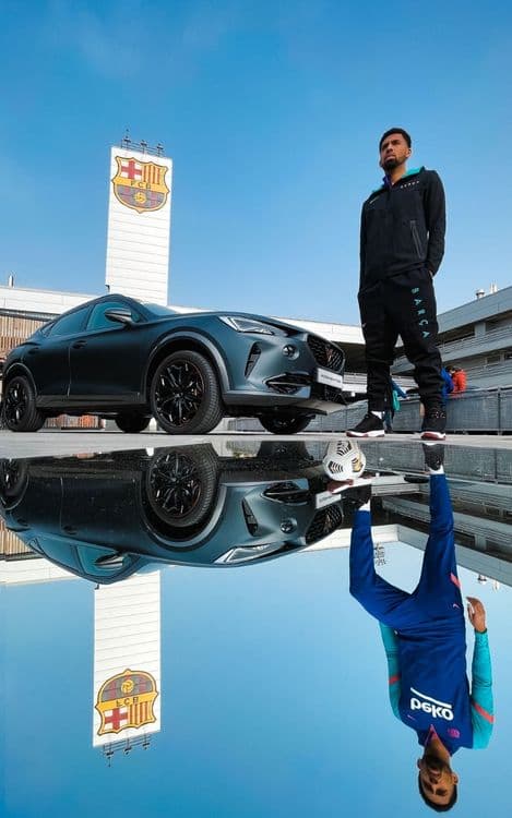 La entrega de los coches tuvo lugar en la Ciudad Deportiva Joan Gamper, en un acto que contó con la participación de 16 jugadores azulgrana, junto con el director de Estrategia, Desarrollo de Negocio y Operaciones de CUPRA Antonino Labate.