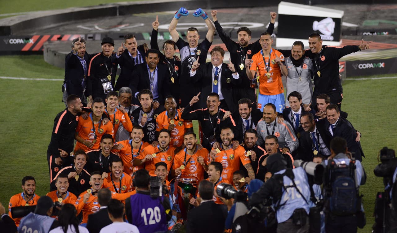 Así festejaron los integrantes de las Águilas del América y su cuerpo técnico luego de conquistar la Copa MX. Fue un festejo efusivo porque gana el torneo 45 años después.