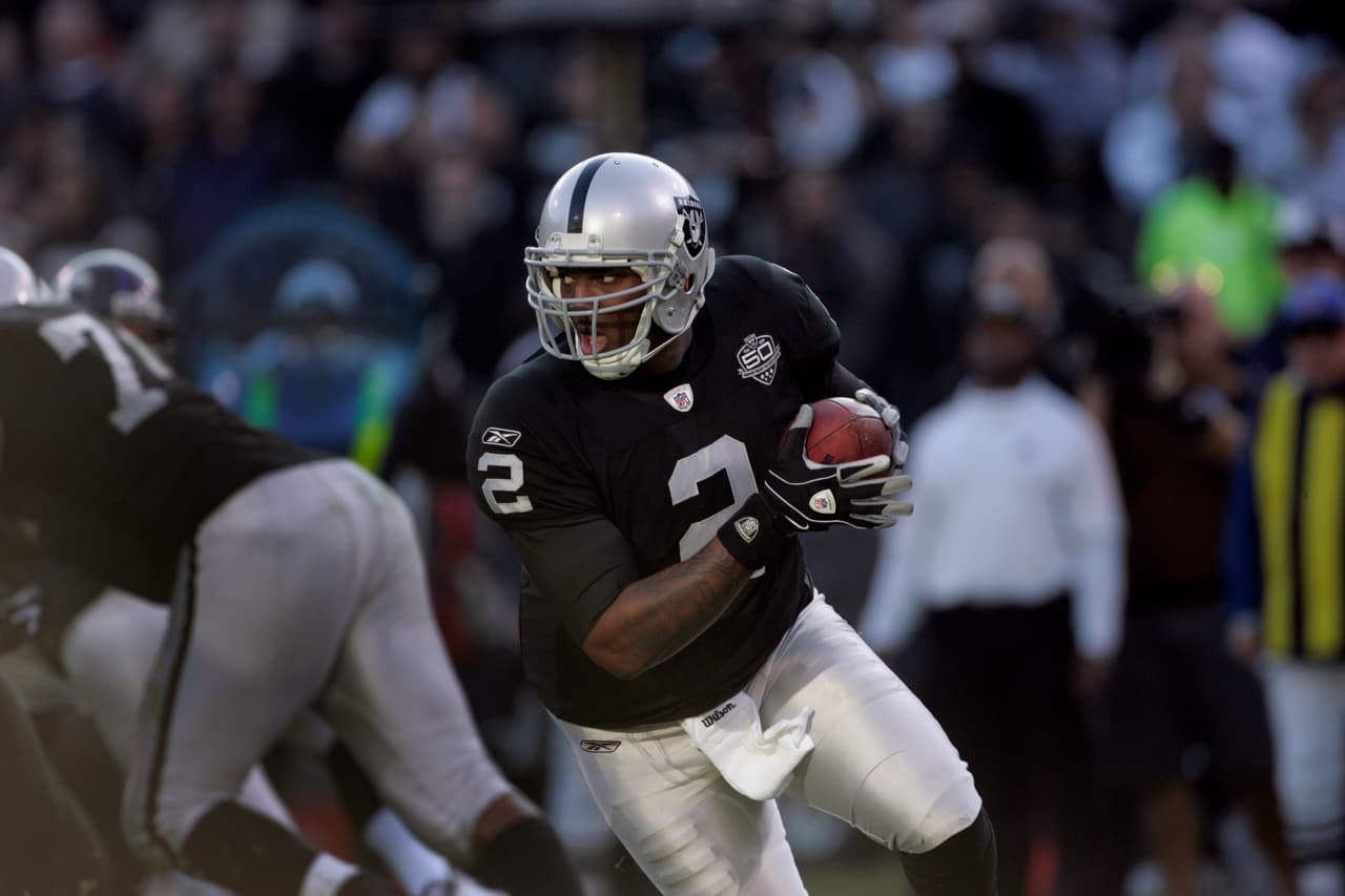 <b>JaMarcus Russell | Draft: 2007 | Pick: 1 | Equipo: Oakland Raiders | Posición: QB - Quarterback</b>
<br>- Los Raiders siguen sin encontraar a su QB ideal en los tiempos actuales.
<br>- Solo estuvo tres temporadas antes de que el equipo lo cortara.
<br>- Tuvo problemas de sobrepeso y eso le cobró factura.