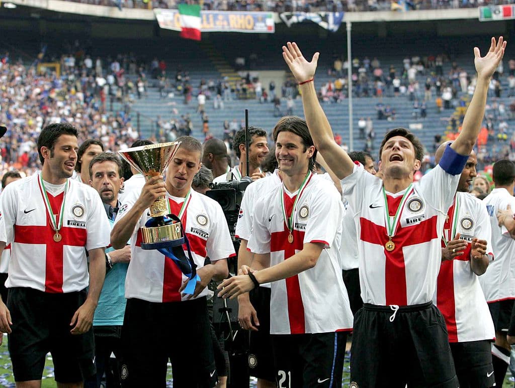 En el 2005 se fue a Italia, donde jugó con el Inter de Milan. Ganó una Copa de Italia, tres Scudetto de la Serie A y dos Supercopas italianas.