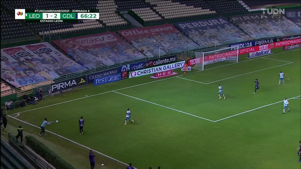 ¡TIRO ATAJADO! disparo por Isaác Brizuela.