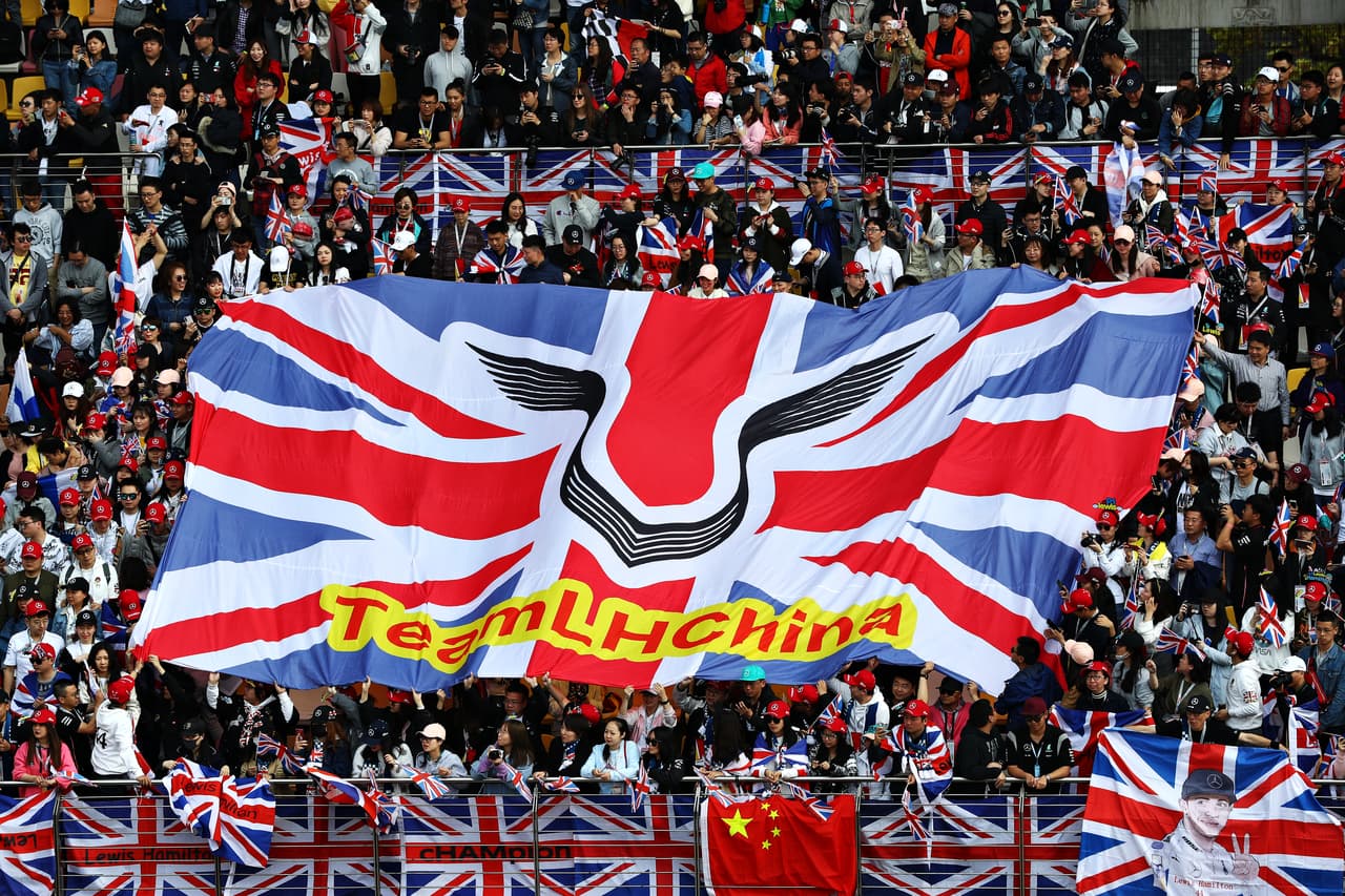 En la madrugada de este sábado se corrió la última sesión libre y la clasificación del Gran Premio de China en la cual los autos de Mercedes lograron los mejores tiempos. Valtteri Bottas se quedó con la Pole, Lewis Hamilton saldra segundo, Sebastian Vettel (Ferrari) tercero y Sergio 'Checo' Pérez quedó en el puesto 12.