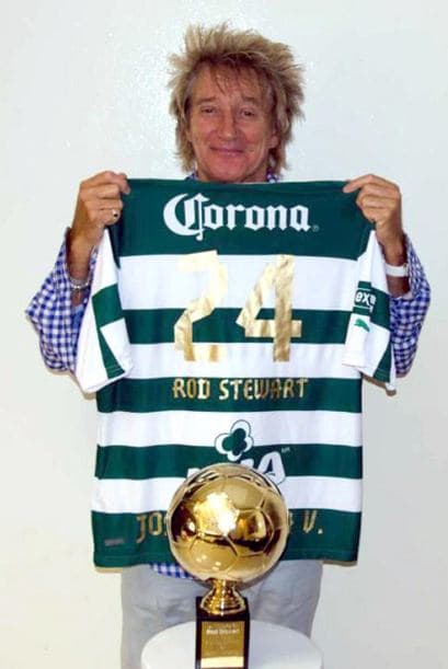 Aquí Rod Stewart también se puso la de los guerreros con el número de Oribe. (Foto: Twitter)