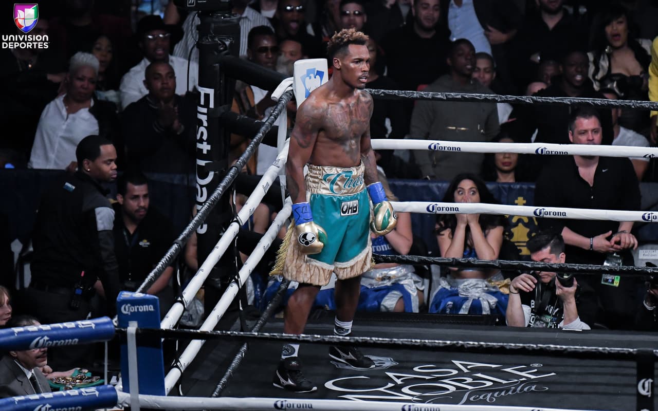 En la pelea coestelar, Jermall Charlo no tuvo piedad de Hugo Centeno, a quien derrotó en dos asaltos. Tras el pleito, Charlo expresó su deseo de enfrentar a Gennady Golovkin este año.